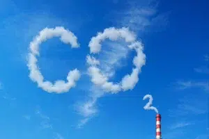 fond bleu avec les lettres co2 en fumée