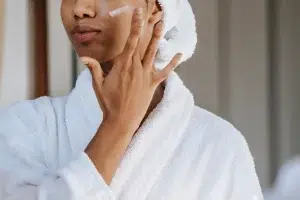 femme se mettant une crème sur le visage