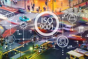 ensemble d'images connectées composant l'iso 9001, avec une ville en arrière plan